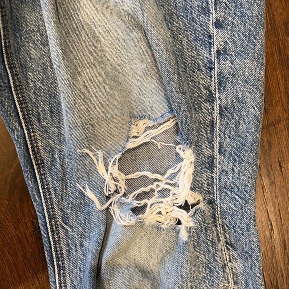 American Eagle light wash baggy ripped jeans, size 4 short - Picture 10 of 11